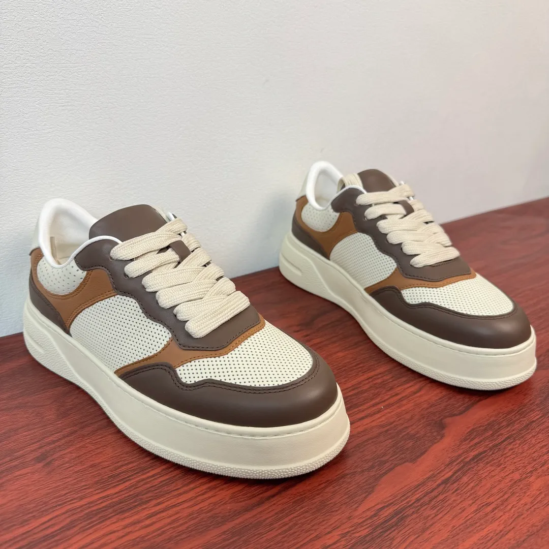 Batch 800 Gucci/Gucci new autumn men's leather sneakers thick-soled lightweight biscuit shoes! In the 2025 autumn and winter series, this sneaker adopts a thick-soled structure and cleverly uses the triple elements of silhouette design, color matching and material. Showcase retro style. This shoe is crafted from cow leather with webbing details and features a lightweight rubber sole for added sophistication. Multiple leathers are finely tailored and precision motorcycle composite splicing creates a full sense of layering. Full calfskin lining and insole, gold logo letter badge details, 5CM thickened lightweight rubber sole, air-glue stitching process, durable without opening the glue and excellent on-foot comfort, flat last shape, easy to match with all types of pants, and comes with a full set of packaging! Size: 39-40-41-42-43-44 leather shoe size (38.45 can be customized) Item number: 431920 full leather white coffee